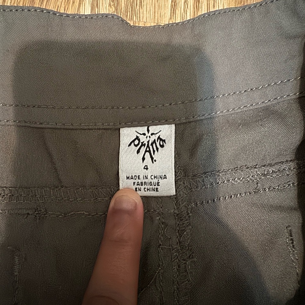 Dark green cargo pants w/ zippers for convertible pants